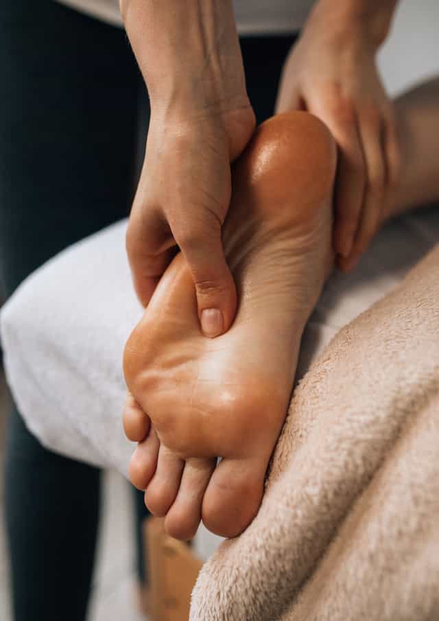 Massage des pieds en réflexologie